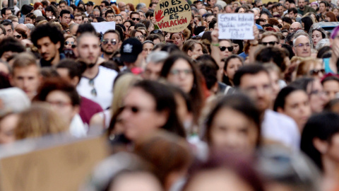 Más de dos mil personas se han concentrado esta tarde en Valladolid para protestar por la sentencia del juicio de “La manada”, que ha condenado a los culpables a nueve años de prisión. EFE/NACHO GALLEGO