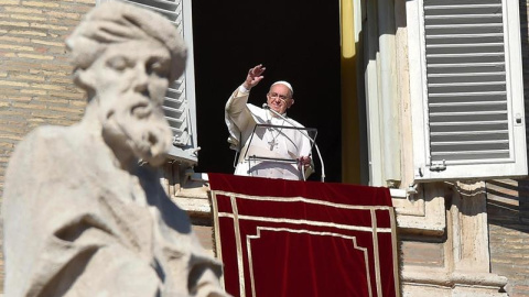 El Papa Francisco saluda a los miles de turistas y peregrinos desde la ventana del Palacio Apostólico durante la primera oración del Ángelus del año en el Vaticano, hoy, jueves 1 de enero de 2014