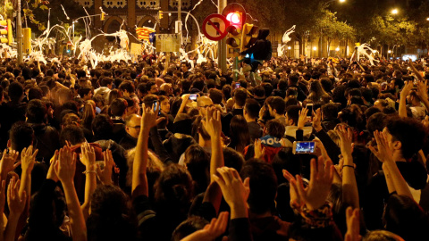 Miles de personas concentradas en las calles céntricas de Barcelona y lanzando rollos de papel higiénico en la convocatoria de los CDR. /REUTERS