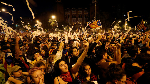 Miles de personas concentradas en las calles céntricas de Barcelona y lanzando rollos de papel higiénico en la convocatoria de los CDR. /REUTERS