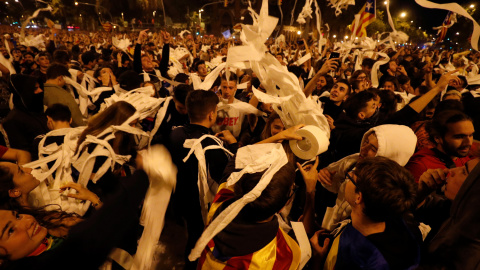 Miles de personas concentradas en las calles céntricas de Barcelona y lanzando rollos de papel higiénico en la convocatoria de los CDR. /REUTERS