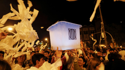 Miles de personas concentradas en las calles céntricas de Barcelona y lanzando rollos de papel higiénico en la convocatoria de los CDR. /REUTERS