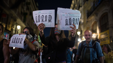 Varias manifestantes protestan en Madrid contra la sentencia a 'la manada', portando carteles con las caras de los jóvenes condenados por abusos a una chica en Pamplona, condenados por abusos sexuales, pero no por agresión.- JAIRO VARGAS