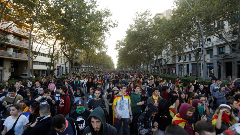 Miles de jóvenes marchan por el centro de Barcelona convocados por los CDR en protesta por la sentencia del procés. /REUTERS