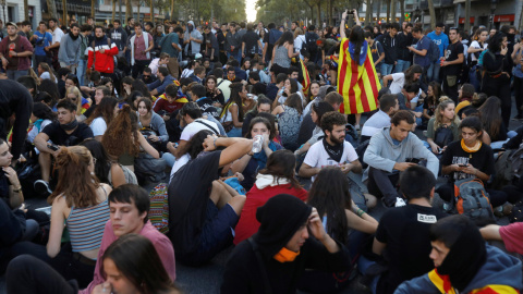 Miles de jóvenes marchan por el centro de Barcelona convocados por los CDR en protesta por la sentencia del procés. /REUTERS