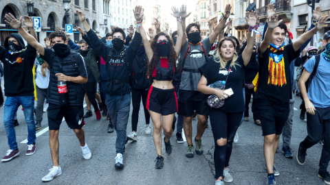 Miles de jóvenes marchan por el centro de Barcelona convocados por los CDR en protesta por la sentencia del procés. /REUTERS