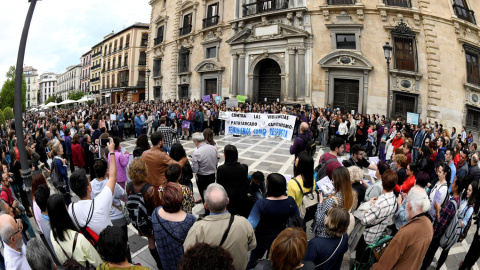 Varios centenares de personas permanecen concentradas ante las puertas del TSJA en Granada, donde han expresado al grito de “es violación, no es abuso” su disconformidad con el fallo que condena a penas de nueve años de prisión a los cinco 