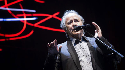 Serrat, en un momento de su concierto en Madrid. / LUCA PIERGIOVANNI (EFE)