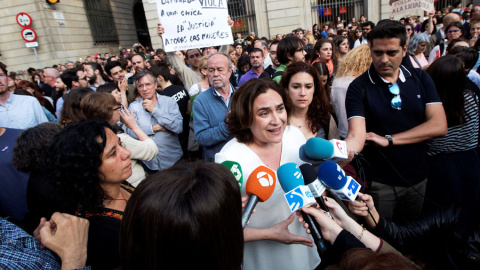 La alcaldesa de Barcelona, Ada Colau realiza declaraciones a la prensa durante la manifestación convocada esta tarde en Barcelona, en señal de repulsa a la sentencia dictada hoy contra los cinco integrantes de la Manada. La concentración ha