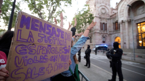 Manifestación convocada esta tarde en Barcelona, en señal de repulsa a la sentencia dictada hoy contra los cinco integrantes de la Manada. La concentración ha sido convocada a última hora de la mañana de hoy en varias ciudades de España por