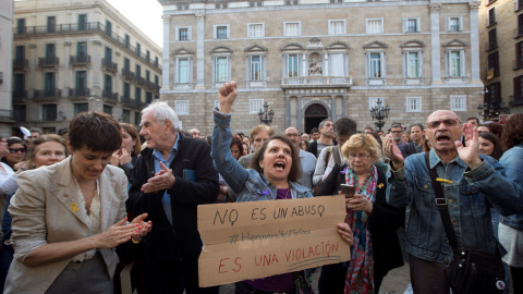 El socialista Ernest Maragall (2i) asiste a la manifestación convocada esta tarde en Barcelona, en señal de repulsa a la sentencia dictada hoy contra los cinco integrantes de la Manada. La concentración ha sido convocada a última hora de la