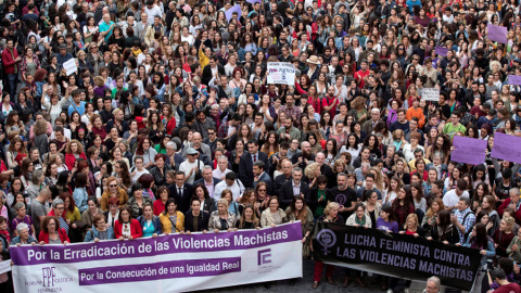 Centenares de personas se han concentrado esta tarde en la Plaza de Belluga de Murcia para mostrar su indignación por la sentencia de la Audiencia Provincial de Navarra que condena a los 5 miembros de la llamada Manada por un delito de abus