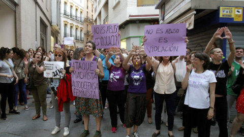 Un centenar de personas se han concentrado esta tarde a pocos metros del Colegio de Abogados de Córdoba, que alberga un acto del ministro de Justicia, Rafael Catalá, para mostrar su repulsa por la sentencia de la Audiencia de Navarra contra