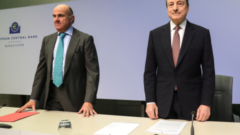 El presidente del Banco Central Europeo (BCE), Mario Draghi (d), y su vicepresidente, el español Luis de Guindos (i), antes de la rueda de prensa tras la reunión del consejo de gobierno de la entidad, en su sede en Fráncfort, Alemania. EFE/