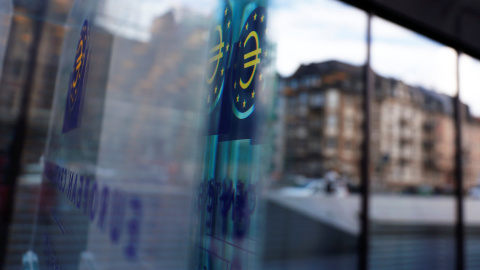 El logo del BCE se refleja en un cristal de la sala de prensa de la entidad, en su sede en Fráncfort. REUTERS / Kai Pfaffenbach