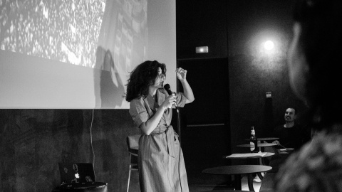 Nerea Pérez de las heras, durante la presentación de su libro 'Feminismo para torpes' en la Sala Equis de Madrid.