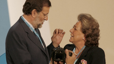 El presidente en funciones, Mariano Rajoy, charla con la exalcaldesa de Valencia y senadora del PP Rita Barberá, en una imagen de archivo. REUTERS