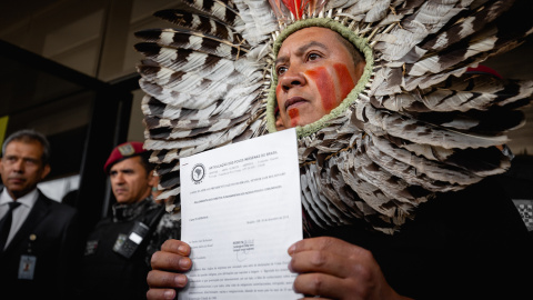 La Articulação dos Povos Indígenas do Brasil (APIB) entrega una carta en Brasilia al equipo de transición de Bolsonaro, 06/12/18, por la garantía de sus derechos fundamentales. Tiago Miotto/CIMI.