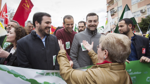 el coordinador general de Izquierda Unida, Alberto Garzón, y el coordinador general de IU Andalucía, Antonio Maíllo,d., durante la Marcha de la Dignidad en Sevilla. EFE/Pepo Herrera