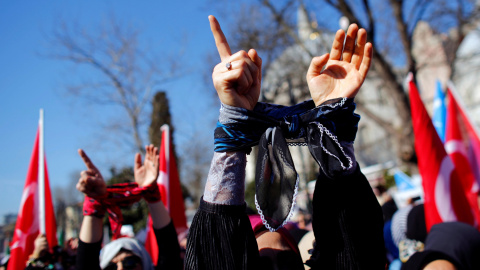 Una mujer con las manos atadas durante una protesta solidaria por las mujeres sirias en Estambul. REUTERS/Murad Sezer