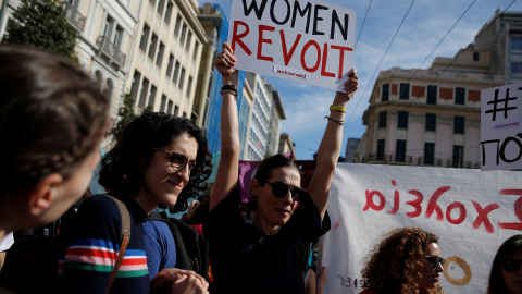 Una mujer sostiene una pancarta durante la marcha por el Día Internacional de la Mujer en Atenas, Grecia. REUTERS/Costas Baltas