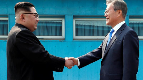 El líder norcoreano, Kim Jong-un, y el presidente de Corea del Sur, Moon Jae-in. / EFE