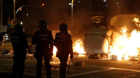 Protestes a Barcelona durant el dimecres a la nit contra la sentència del Procés. EFE / TONI ALBIR.