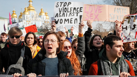 Activistas ucranianas marchan por la igualdad y contra la violencia machista en Kiev. REUTERS/Gleb Garanich.