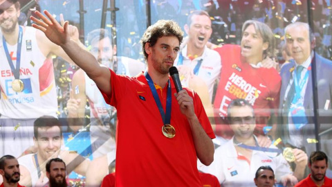 Pau Gasol se dirige a los miles de aficionados congregados en la plaza de Callao. /EFE