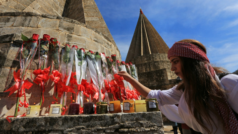 Una mujer yazidista participa en una ceremonia en el templo de Lilash para conmemorar la muerte de una mujer que fue asesinada por militantes del ISIS, en el norte de Irak. REUTERS/Ari Jalal