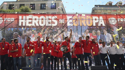 Jugadores y cuerpo técnico de la selección española de baloncesto celebran el título europeo en la plaza de Callao. /EFE