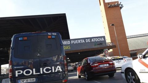 Imagen del despliegue policial en torno a la estación de Atocha, que ha sido desalojada esta mañana durante una hora, después de que un hombre, de origen magrebí, amenazara con inmolarse detonando un supuesto explosivo que portaba en la moc