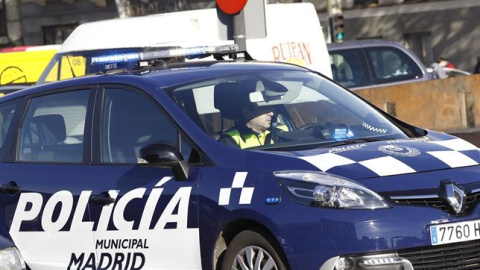 Un coche patrulla de la Policía municipal de Madrid vigila la rotonda frente a la estación de Atocha. Fuentes policiales han confirmado que la mochila del detenido, que no estaba fichado como radical islamista, sólo contenía una botella de 