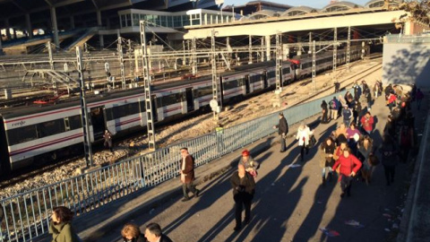 Los pasajeros que iban en el mismo vagón del hombre detenido, que no estaba fichado como radical islamista, pararon el tren a 500 metros de la estación de Atocha haciendo uso de una de las palancas de emergencia y abandonaron el vagón. EP