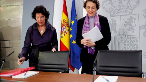 La portavoz del Gobierno, Isabel Celaá, y la ministra de Trabajo, Magdalena Valerio, a su llegada a la rueda de prensa posterior a la reunión del Consejo de ministros, en el palacio de La Moncloa en Madrid. EFE/ Zipi