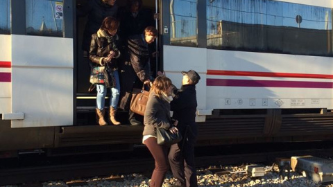 Viajeros abandonando su vagón, detenido unos cientos de metros antes del intercambiador de Atocha. El tráfico ferroviario estuvo detenido hasta pasadas las 11.30 horas. EP