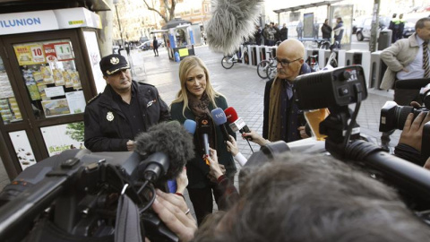 La delegada del Gobierno, Cristina Cifuentes, a la salida de la estación de Renfe de Embajadores