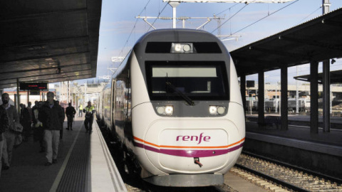 Un tren Alvia llega a una estación.