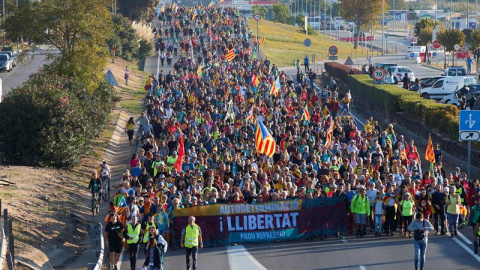 Milers de persones en la Marxa per la Llibertat a Malgrat de Mar. EFE / ALEJANDRO GARCÍA.