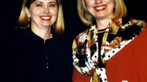 La candidata demócrata a la presidencia de Estados Unidos, Hillary Clinton, junto a una famosa imitadora suya, Teresa Barnwell.