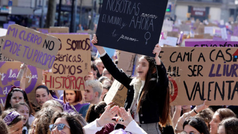 Manifestación de estudiantes en Barcelona con motivo de la huelga feminista del 8M. / SUSANNA SÁEZ (EFE)