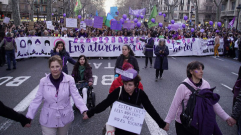 Mujeres en la manifestación de la huelga feminista del 8M en Barcelona. / JOEL KASHILA