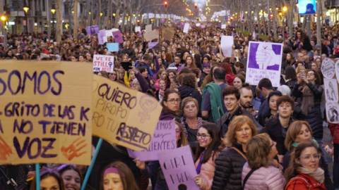 Mujeres en la manifestación de la huelga feminista del 8M en Barcelona. / JOEL KASHILA