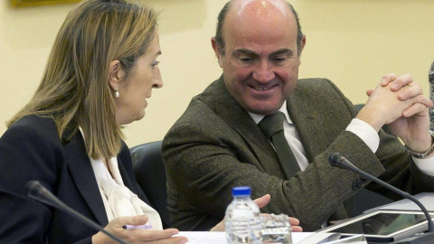 El ministro de Economía en funciones, Luis de Guindos, y Ana Pastor, presidenta del Congreso. EFE/Archivo