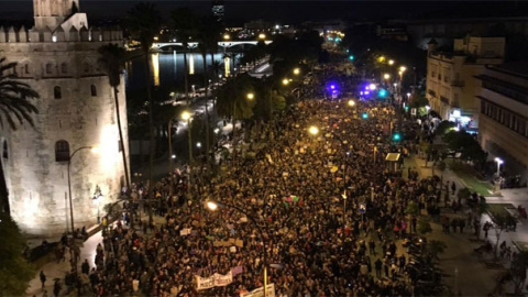 Manifestación feminista en Sevilla, a la altura de la Torre del Oro. / RAÚL BOCANEGRA