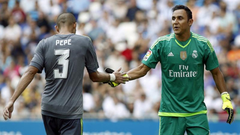 Pepe felicita a Keylor Navas tras una parada en el partido liguero contra el Espanyol. /EFE