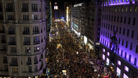 Manifestación de mujeres en la Gran Vía durante la huelga feminista del 8M. / JUAN MEDINA (REUTERS)