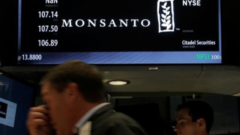 Los valores de Monsanto mostrada en la bolsa de Nueva York. REUTERS/Brendan McDermid