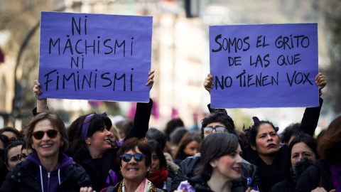 Carteles feministas en San Sebastián durante el 8M / EFE