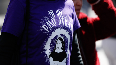 Una mujer porta una camiseta reivindicativa en el Día de la Mujer en la Puerta del Sol / EP